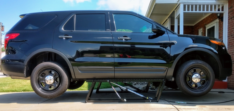 My Ford Police Interceptor Utility (Yes, that’s the actual model name) at maximum lift. Note that I don’t have the truck/SUV adapters here as I forgot them at my father’s house.